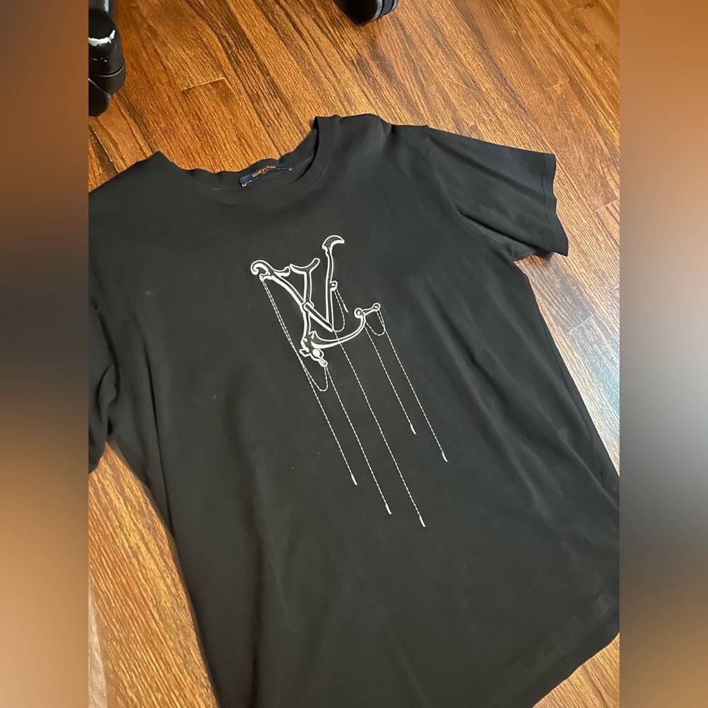 Louis Vuitton 2020 Black LV Pendant dripping logo